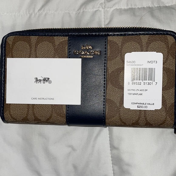 Brand new Coach wallet. never used. smoke free home - Picture 4 of 5